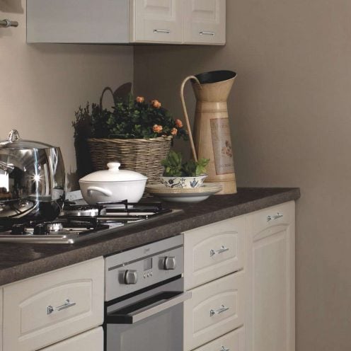 Ncucina-classica-bea-particolare-zona-cottura-con-cappa-ad-arco