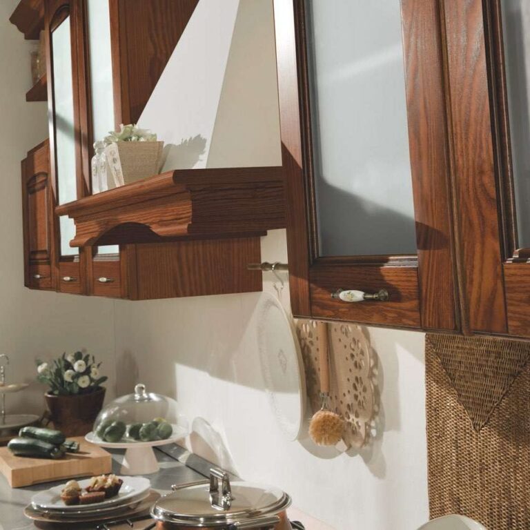 cucina-classica-bea-particolare-cappa-ad-arco-nel-colore-noce