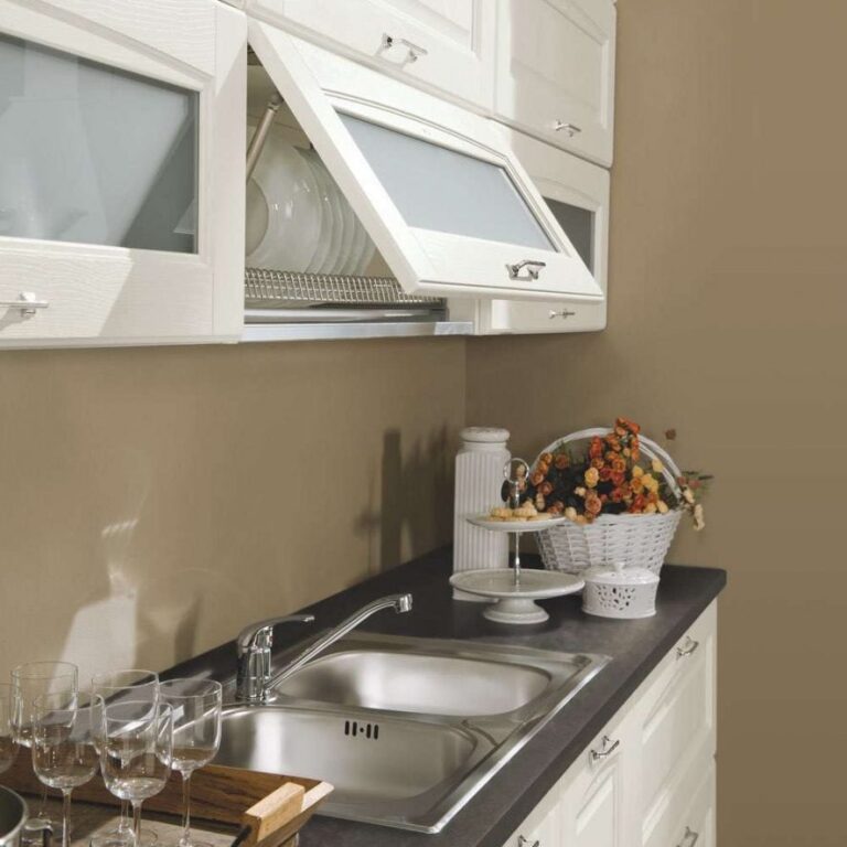 cucina-classica-bea-particolare-pensile-scolapiatti-vetro-apertura-vasistas